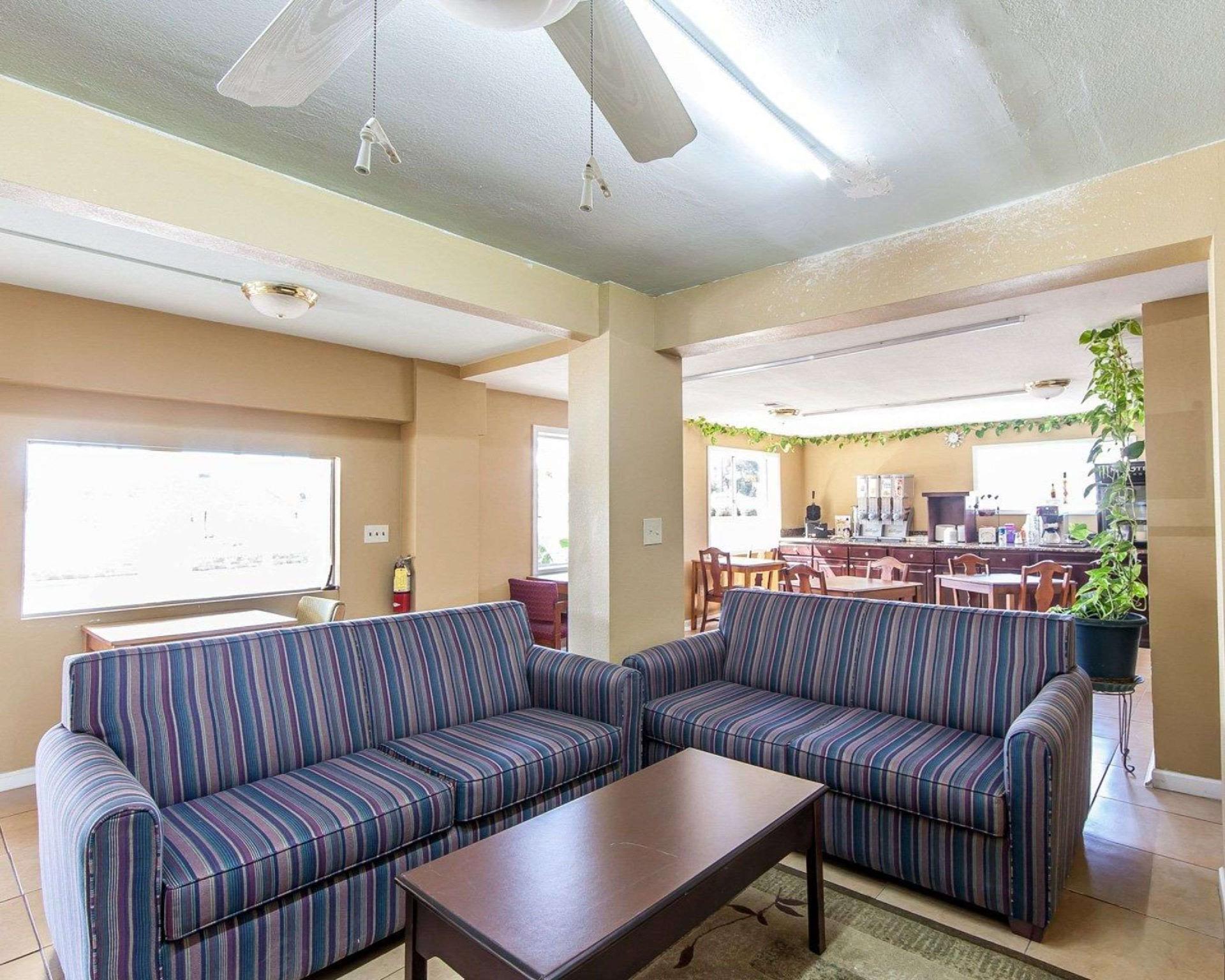 Days Inn By Wyndham Calhoun Ga I-75 And Us-41 Esterno foto